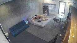 黑客破解家庭网络摄像头偷拍住毛坯房的年轻情侣疯狂做爱有时一天做爱几次 截图14