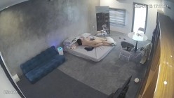 黑客破解家庭网络摄像头偷拍住毛坯房的年轻情侣疯狂做爱有时一天做爱几次 截图15