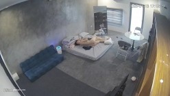 黑客破解家庭网络摄像头偷拍住毛坯房的年轻情侣疯狂做爱有时一天做爱几次 截图16