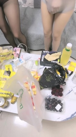 【妮子闺蜜】带漂亮闺蜜下海，密码激情操逼，丝袜足交，轮换着吃屌，特写视角操美臀，后入插到底 截图9