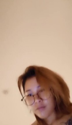 戴着眼镜的骚货少妇 身材苗条 胸前有纹身 香蕉道具插逼自慰 来回抽插呻吟 高潮喷水 非常诱人 截图11