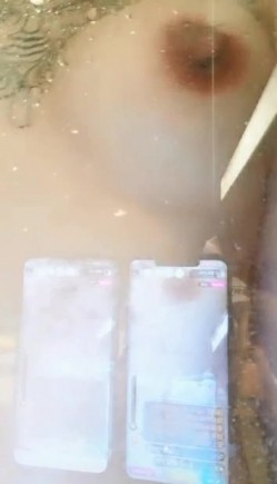 戴着眼镜的骚货少妇 身材苗条 胸前有纹身 香蕉道具插逼自慰 来回抽插呻吟 高潮喷水 非常诱人 截图12