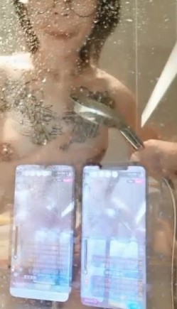 戴着眼镜的骚货少妇 身材苗条 胸前有纹身 香蕉道具插逼自慰 来回抽插呻吟 高潮喷水 非常诱人 截图13