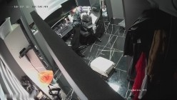 黑客破解网络摄像头偷拍 颜值超高的大奶美女工作室脱光光换衣服这种身材的美女能操一次一辈子都满足了 截图1