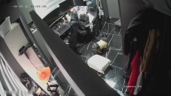 黑客破解网络摄像头偷拍 颜值超高的大奶美女工作室脱光光换衣服这种身材的美女能操一次一辈子都满足了 截图4