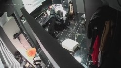 黑客破解网络摄像头偷拍 颜值超高的大奶美女工作室脱光光换衣服这种身材的美女能操一次一辈子都满足了 截图5