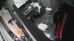 黑客破解网络摄像头偷拍 颜值超高的大奶美女工作室脱光光换衣服这种身材的美女能操一次一辈子都满足了 截图8