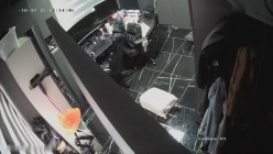 黑客破解网络摄像头偷拍 颜值超高的大奶美女工作室脱光光换衣服这种身材的美女能操一次一辈子都满足了 截图10