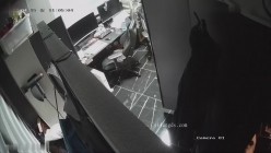 黑客破解网络摄像头偷拍 颜值超高的大奶美女工作室脱光光换衣服这种身材的美女能操一次一辈子都满足了 截图12