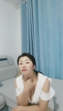 草逼当饭吃的少妇，全程露脸每天都得拉着小哥激情啪啪，直接在沙发上发骚，花样舔鸡巴吸蛋蛋激情女上位 截图2
