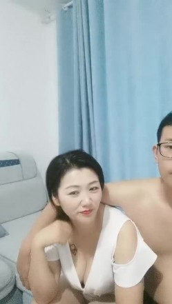 草逼当饭吃的少妇，全程露脸每天都得拉着小哥激情啪啪，直接在沙发上发骚，花样舔鸡巴吸蛋蛋激情女上位 截图3