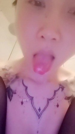 模特下海【喵如意】顶级身材 骚的不行 奶子是真漂亮 纹身也美 腿玩年 开档黑丝大鸡巴跳弹自慰 流白浆 截图2
