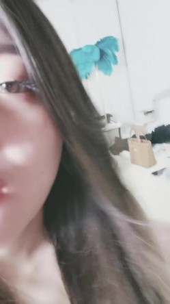 良心主播高颜值也玩起了剧情深喉口交，和发小无套啪啪，女上位狠狠操，最后体外射精 截图1