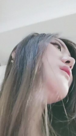 良心主播高颜值也玩起了剧情深喉口交，和发小无套啪啪，女上位狠狠操，最后体外射精 截图8