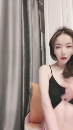 新人下海网红小姐姐！收费房大尺度自慰！吊带小背心掏出奶子，表情一脸淫骚，无毛骚穴美足 截图2