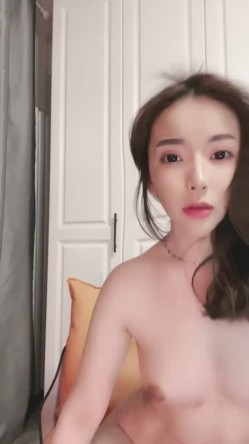 新人下海网红小姐姐！收费房大尺度自慰！吊带小背心掏出奶子，表情一脸淫骚，无毛骚穴美足 截图9