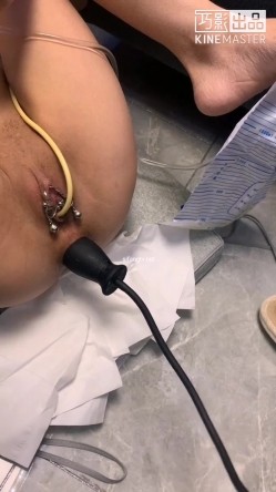 《字母圈牛逼大神极限调教阴环骚母狗系列》膀胱注射+充气肛塞+按摩棒+开叉大头肛塞三管齐下瞬间高潮 截图8