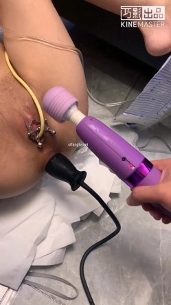 《字母圈牛逼大神极限调教阴环骚母狗系列》膀胱注射+充气肛塞+按摩棒+开叉大头肛塞三管齐下瞬间高潮 截图9