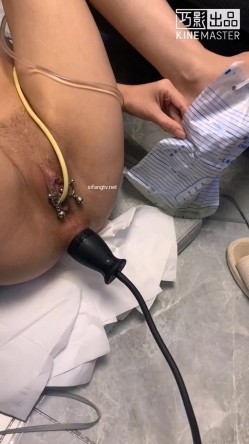 《字母圈牛逼大神极限调教阴环骚母狗系列》膀胱注射+充气肛塞+按摩棒+开叉大头肛塞三管齐下瞬间高潮 截图10