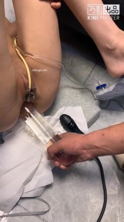 《字母圈牛逼大神极限调教阴环骚母狗系列》膀胱注射+充气肛塞+按摩棒+开叉大头肛塞三管齐下瞬间高潮 截图12