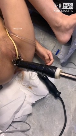 《字母圈牛逼大神极限调教阴环骚母狗系列》膀胱注射+充气肛塞+按摩棒+开叉大头肛塞三管齐下瞬间高潮 截图14
