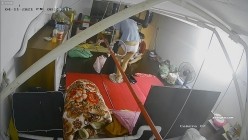 【极品稀缺 ️破解摄像头】极品服务员宿舍日常 ️小姐姐年轻美乳好坚挺 穿搭职业装制服很有气质 距离超近 高清1080P版 截图16