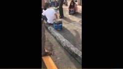 监控记录《广东佛山当街强奸事件》 ️大白天马路上把靓妹拖到路边扒裤扯裙子妹子吓坏了吧 截图16