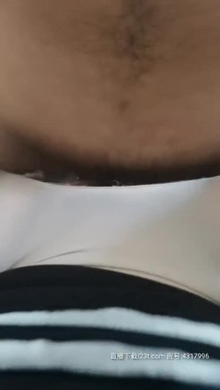 吃鸡少妇露脸手里拿着手机玩吃鸡游戏，嘴里叼着大鸡巴，开档肉丝情趣被小哥疯狂抽插还玩手机吃鸡，被小哥抠逼 截图7