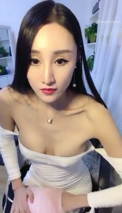 极品【泡沫女神】美艳如嫔妃，魔鬼模特身材，大美腿 揉奶吃自己的奶奶 淫语勾引网友，漂亮的女人就是 截图2