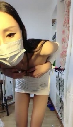 极品【泡沫女神】美艳如嫔妃，魔鬼模特身材，大美腿 揉奶吃自己的奶奶 淫语勾引网友，漂亮的女人就是 截图13