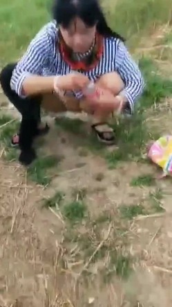 大爷阿姨操逼真不计较 大白天在玉米地三轮车上就干上了 操完用水洗洗逼在操 截图4