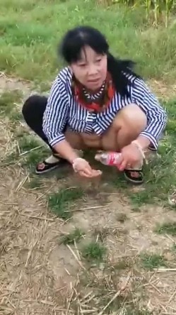 大爷阿姨操逼真不计较 大白天在玉米地三轮车上就干上了 操完用水洗洗逼在操 截图5