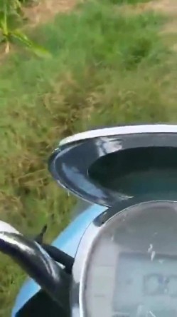 大爷阿姨操逼真不计较 大白天在玉米地三轮车上就干上了 操完用水洗洗逼在操 截图12