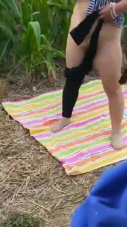 大爷阿姨操逼真不计较 大白天在玉米地三轮车上就干上了 操完用水洗洗逼在操 截图16