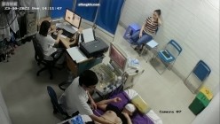 黑客破解医院妇科监控摄像头偷拍 男医生做B超阴超磨蹭温柔插入眼镜少妇不好意思看 截图3