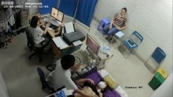 黑客破解医院妇科监控摄像头偷拍 男医生做B超阴超磨蹭温柔插入眼镜少妇不好意思看 截图5