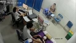 黑客破解医院妇科监控摄像头偷拍 男医生做B超阴超磨蹭温柔插入眼镜少妇不好意思看 截图7