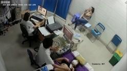 黑客破解医院妇科监控摄像头偷拍 男医生做B超阴超磨蹭温柔插入眼镜少妇不好意思看 截图9
