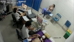 黑客破解医院妇科监控摄像头偷拍 男医生做B超阴超磨蹭温柔插入眼镜少妇不好意思看 截图10