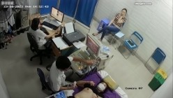 黑客破解医院妇科监控摄像头偷拍 男医生做B超阴超磨蹭温柔插入眼镜少妇不好意思看 截图11