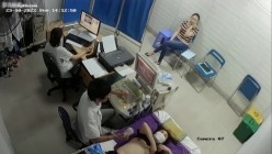 黑客破解医院妇科监控摄像头偷拍 男医生做B超阴超磨蹭温柔插入眼镜少妇不好意思看 截图12