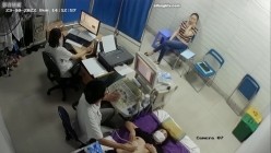 黑客破解医院妇科监控摄像头偷拍 男医生做B超阴超磨蹭温柔插入眼镜少妇不好意思看 截图13