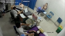 黑客破解医院妇科监控摄像头偷拍 男医生做B超阴超磨蹭温柔插入眼镜少妇不好意思看 截图15