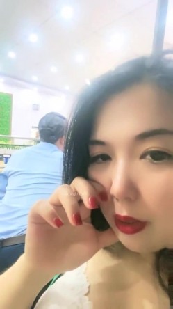 户外露出，真实刺激！~【你的户外小淫妇】，商场公园地摊 截图2
