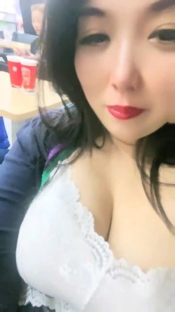 户外露出，真实刺激！~【你的户外小淫妇】，商场公园地摊 截图3
