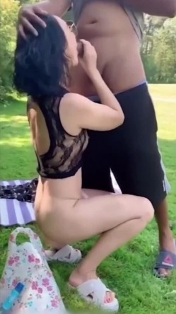 眼镜熟女阿姨 舔我逼逼好舒服 噢太大了 身材苗条白虎鲍鱼 和黑祖宗小哥哥户外激情啪啪 无套输出 截图3