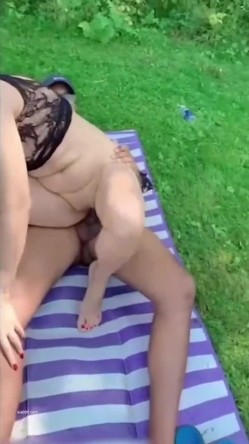 眼镜熟女阿姨 舔我逼逼好舒服 噢太大了 身材苗条白虎鲍鱼 和黑祖宗小哥哥户外激情啪啪 无套输出 截图11