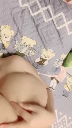 喜欢听古典音乐的巨乳大奶妹子完美露脸，自慰抠逼流了很多淫水 截图7