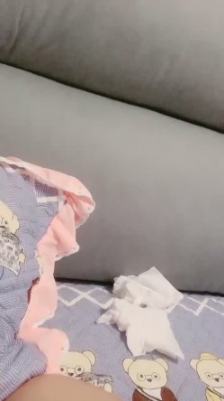 喜欢听古典音乐的巨乳大奶妹子完美露脸，自慰抠逼流了很多淫水 截图12