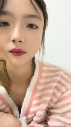 灌醉18岁的学生妹，【小乖7】，几瓶啤酒就喝醉了，被操了，娇喘喊着~快~快~快，清新小妹子被疯狂蹂躏，推荐 截图1